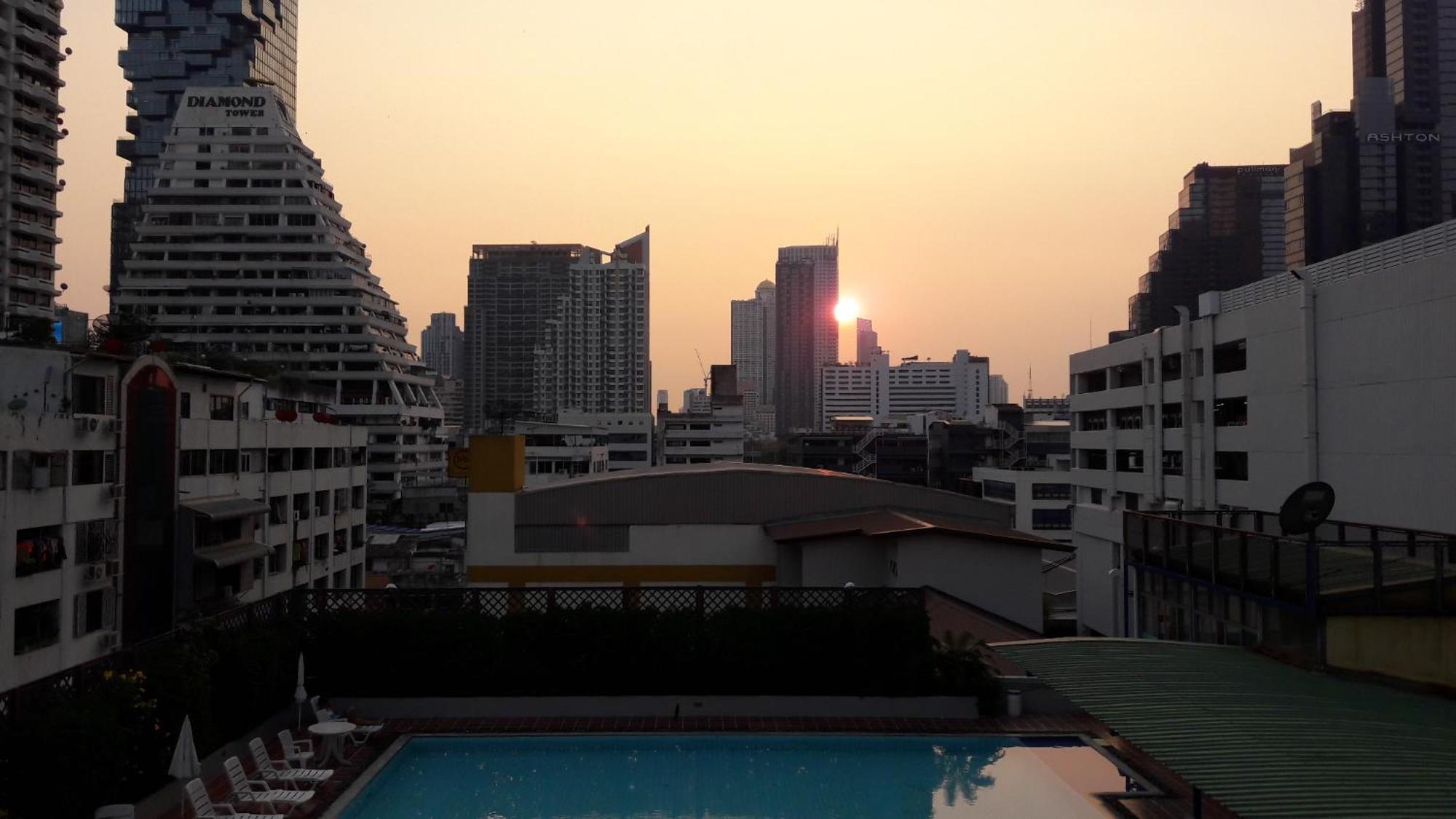 Panoramic City View Room At Silom Bangkok Bagian luar foto